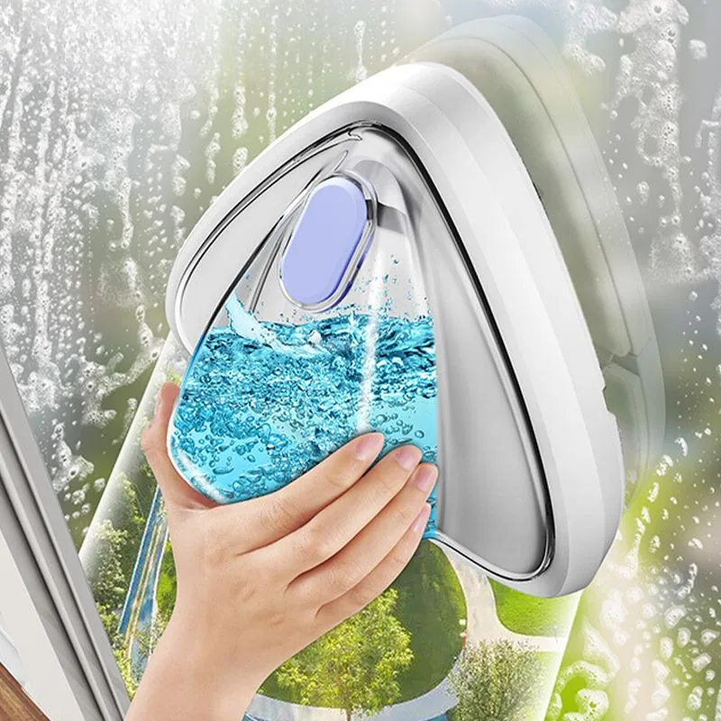 Fonoran magnetic glass cleaner with 150 ml water-injection tank held against wet window — dual-side simultaneous cleaning